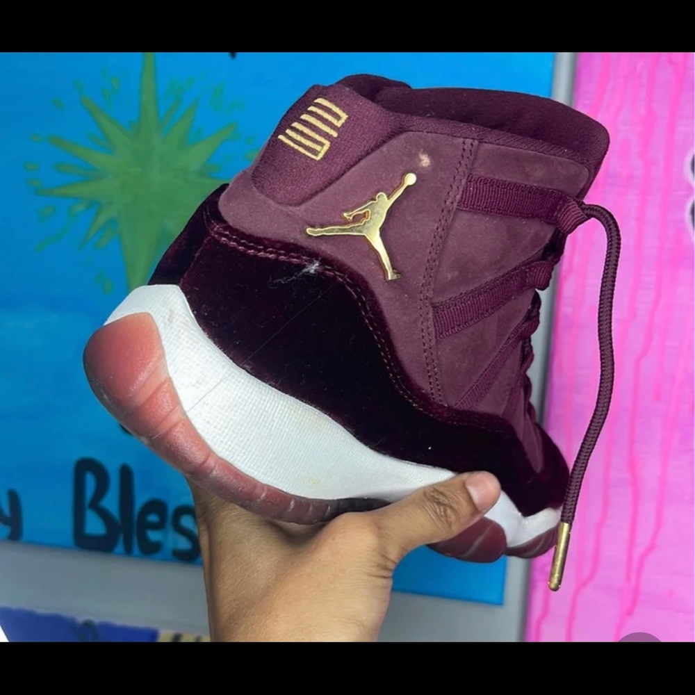 Air jordan 11 maroon